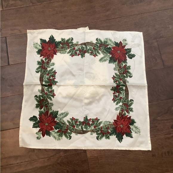 EUC Poinsettia Cloth Napkins Christmas Holidays Cream Red Green Square - Picture 2 of 4